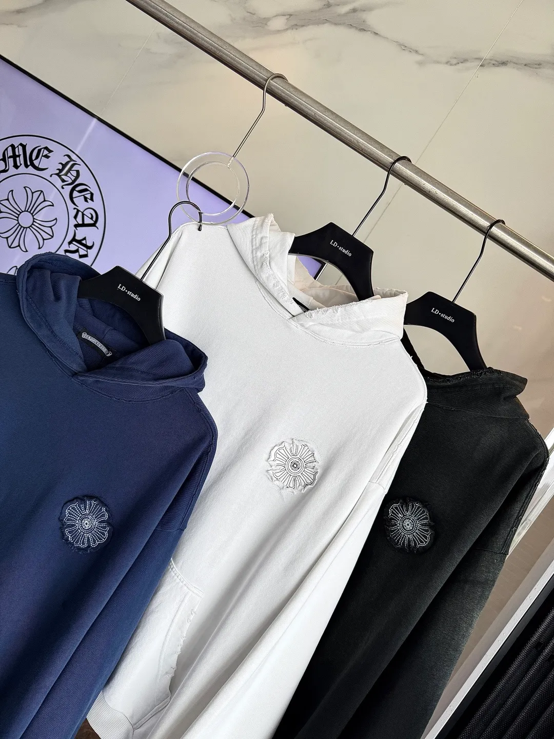 P320 🔥🔥🔥ceiling level 𝗖𝗵𝗿𝗼𝗺𝗲 𝗛𝗲𝗮𝗿𝘁𝘀/Cro Heart 2025 cross patch embroidery summer new original single counter American acid washed distressed laser burnt patch embroidery couple casual hooded sweatshirt 👑The highest version! Customized fabric 440g tripe terry fabric! American acid-washed and distressed original fabric laser burnt ✟appliqué embroidery and exquisite embroidery of letters! The best-selling model at the counter. It is very comfortable to wear. It is low-key yet luxurious. It is very classy when worn. The large size and tailoring are needless to say. The upper body is exquisite and vivid. 👍High-end first-class materials. A truly palace-level product. The cotton from Turkey is of outstanding quality. After heavy washing, the clothes are very soft! Not picky, the upper body is absolutely stylish and extremely luxurious. Auxiliary materials: The original model has been authenticated and labeled ➕100% silk washed with water label. Genuine purchase-grade original hangtag➕matching hanging rope➕3D hanging beads➕original packaging bag. Craftsmanship: The original version has consistent wiring! The highest version of the armhole matching technique! Countless times of pattern making to 100% restore the original appearance! The correct version is the same for men and women, super eye-catching, super good-looking, and super atmospheric! Color: White Black Royal Blue Size: S-XL